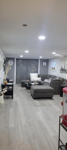 Galewood Apartment | Beautiful basement