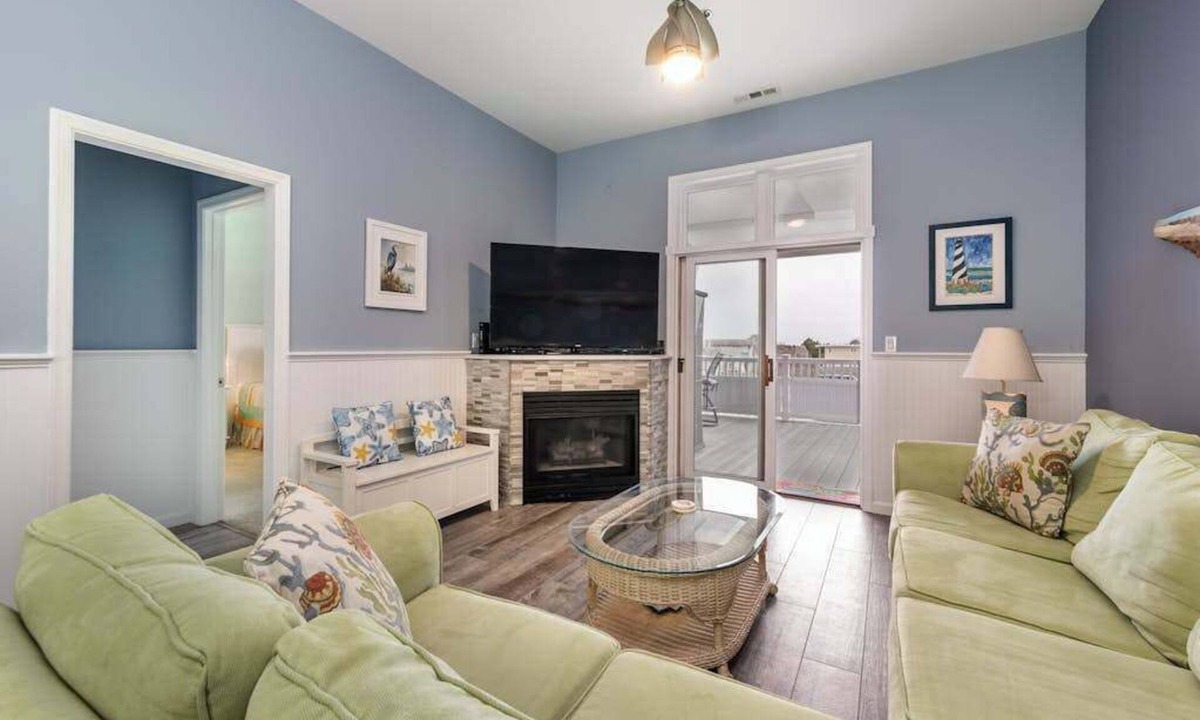 Heron Harbour Isle Condo | Beautiful, bay-view condo with pools, balcony, beach gear, AC, & fireplace