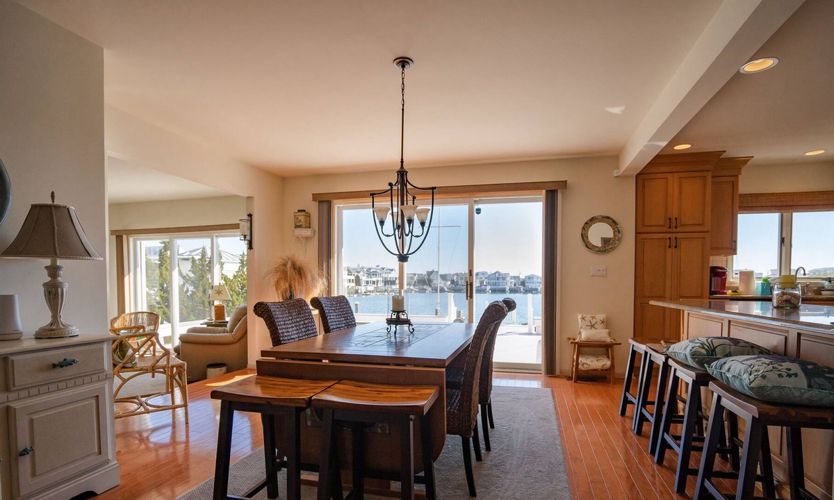 Avalon House | BEAUTIFUL BAYFRONT HOME ON PELICAN DR IN AVALON