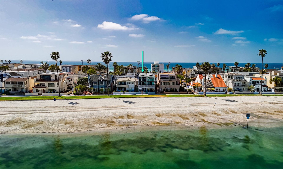 Central Mission Beach House | Beautiful Bayfront views! Townhome for family fun