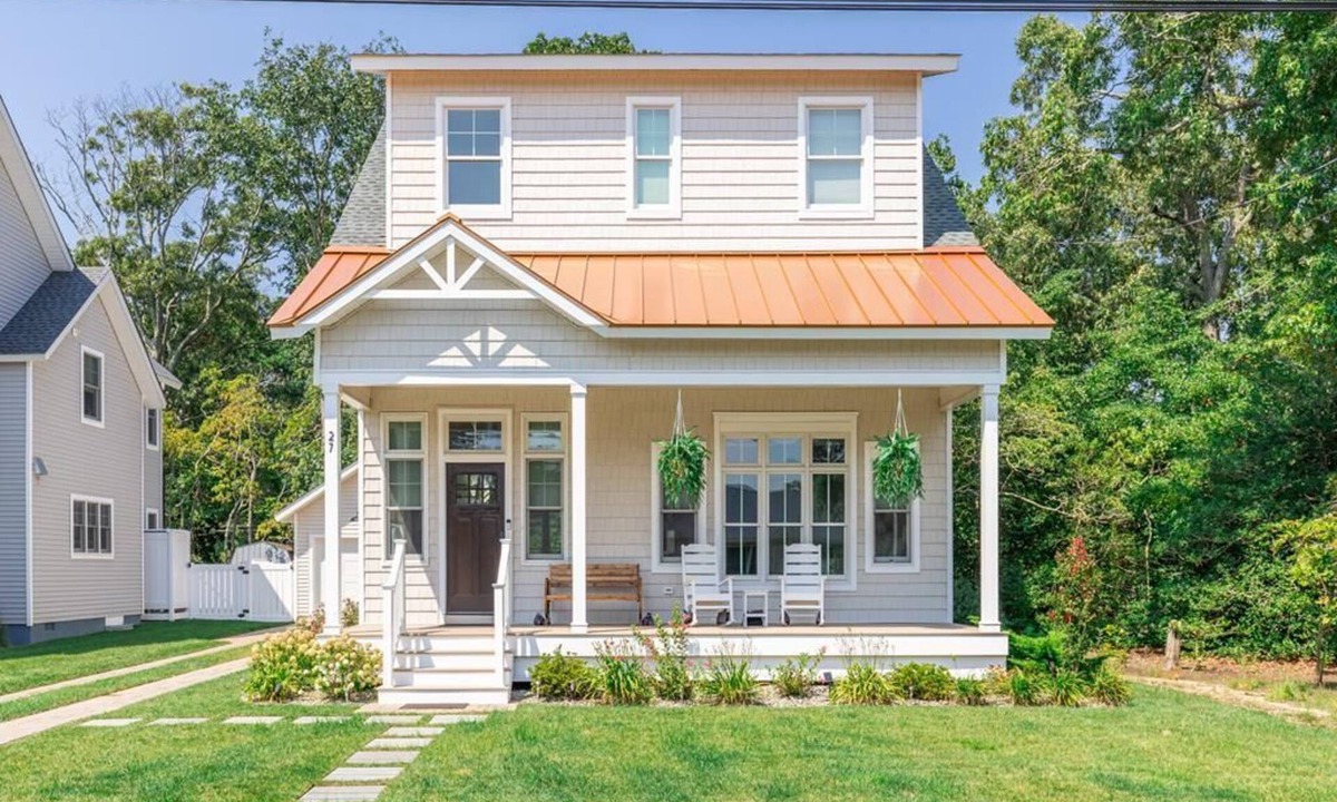 Town Bank House | Beautiful Beach Block with Pool - 4 Bed/3.5 Bath