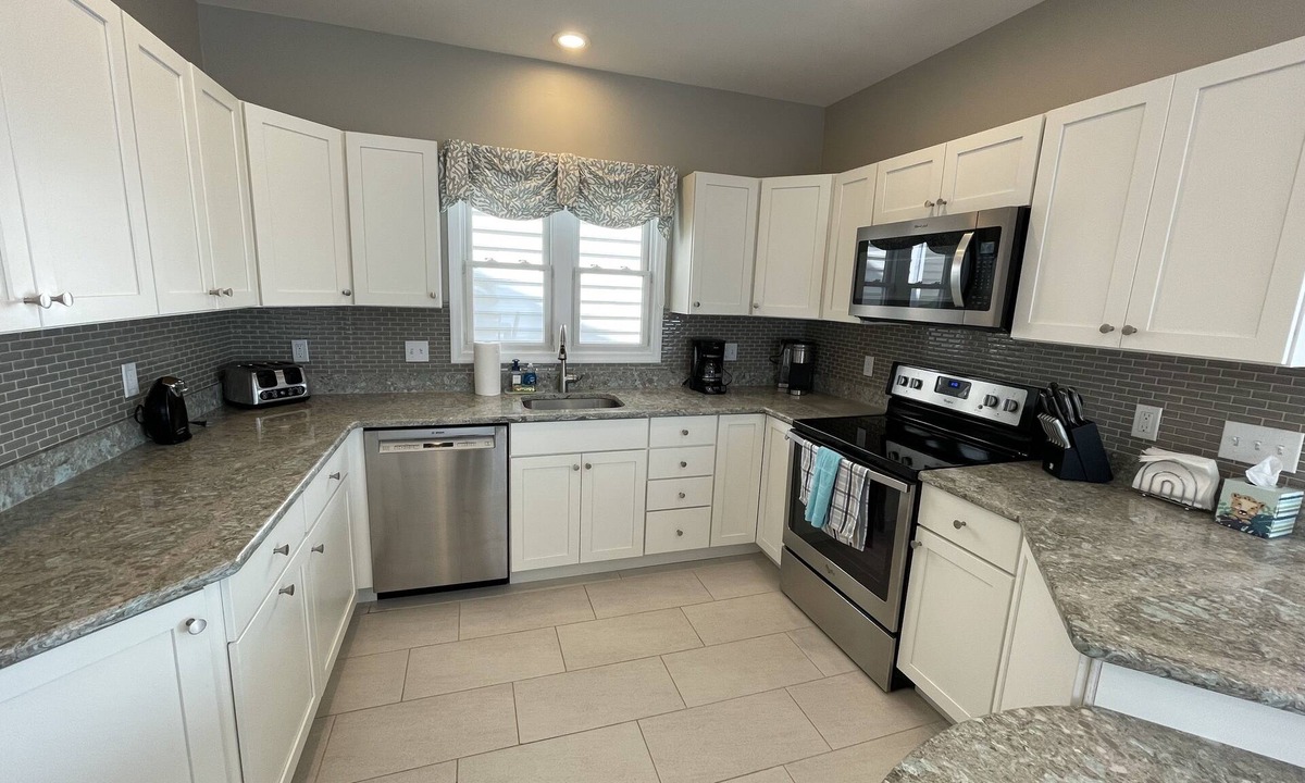 North End House | Beautiful Beach Front - 3 BR 3 Bath
