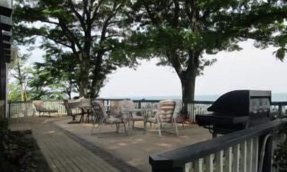 Athol Springs House | Beautiful Beach Home with Stunning Views Family Friendly