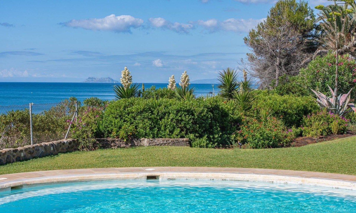 New Golden Mile Villa | Beautiful Beach Villa on the "New Golden Mile" in Estepona- book 5 to 8 bedrooms
