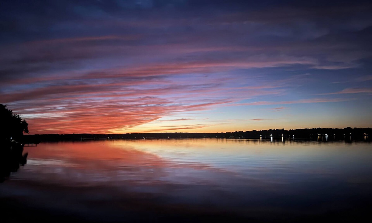 Oro-Medonte Cottage | Beautiful beachfront cottage on bass lake