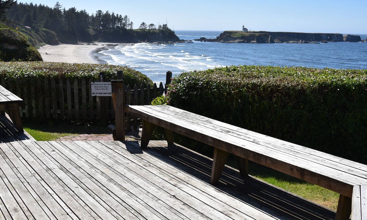 Coos Bay House | Beautiful Beachfront Home on Lighthouse Beach