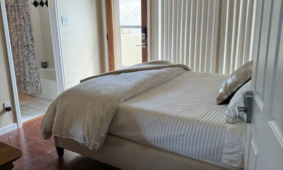 Loma House | Beautiful bedroom with bath