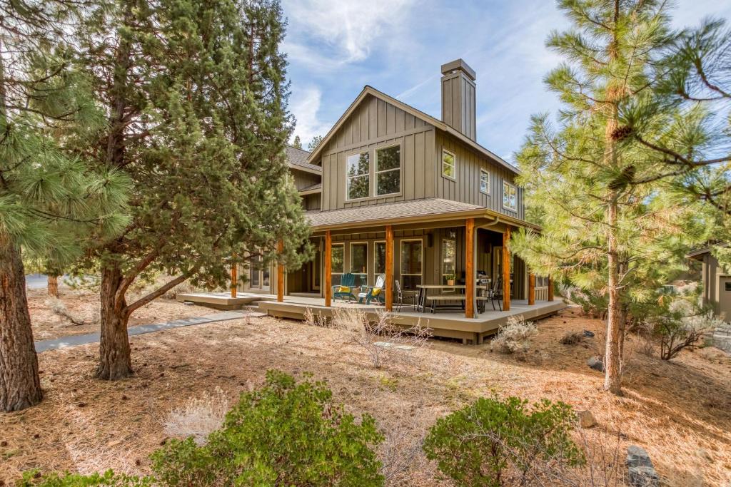 RiverWild House | Beautiful Bend Retreat - Meredith Lodging