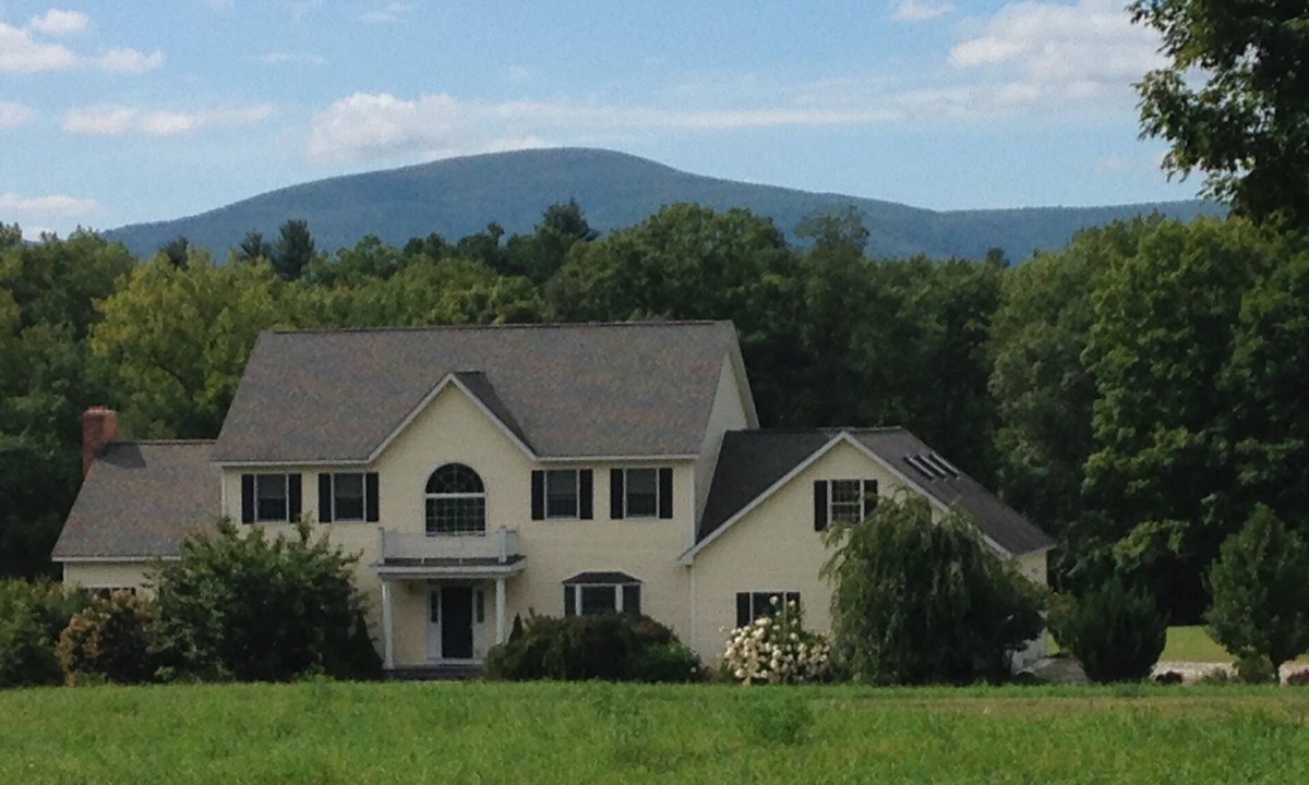 Sheffield House | Beautiful Berkshire Home - Enjoy summer, fall & winter attractions