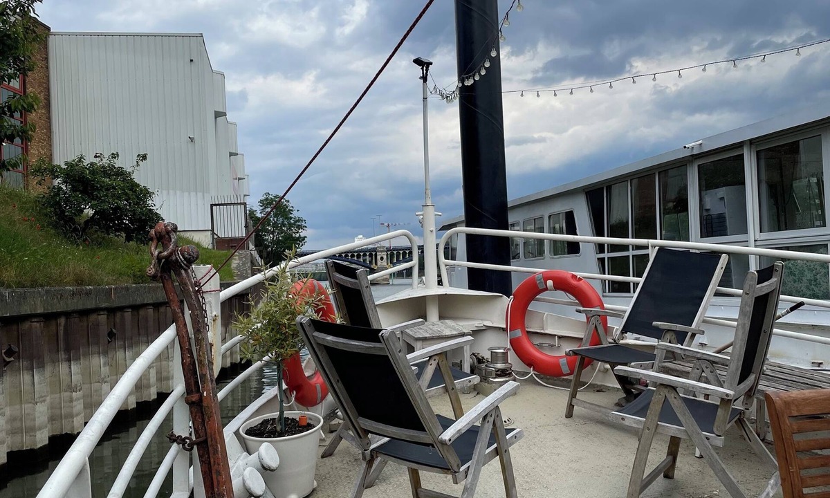 Asnieres-sur-Seine Boat Rental | Beautiful boat with AC in charming Asnières-sur-Seine