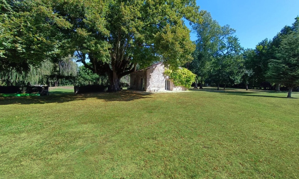Bourg-Charente House | Beautiful Boathouse by the River