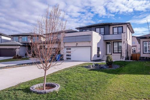 Winnipeg House | Beautiful Brand New Suite with Private Entrance and free on-site parking