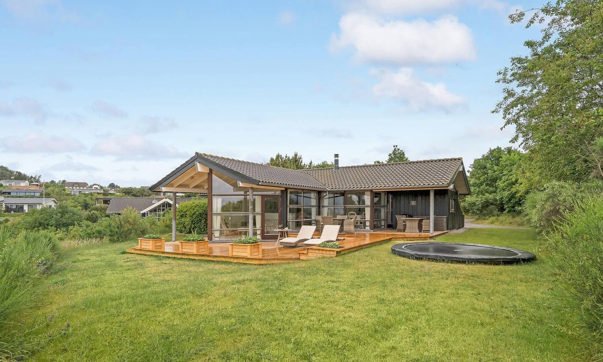 Handrup Strand House | Beautiful, bright cottage with large wooden terrace and sea view.