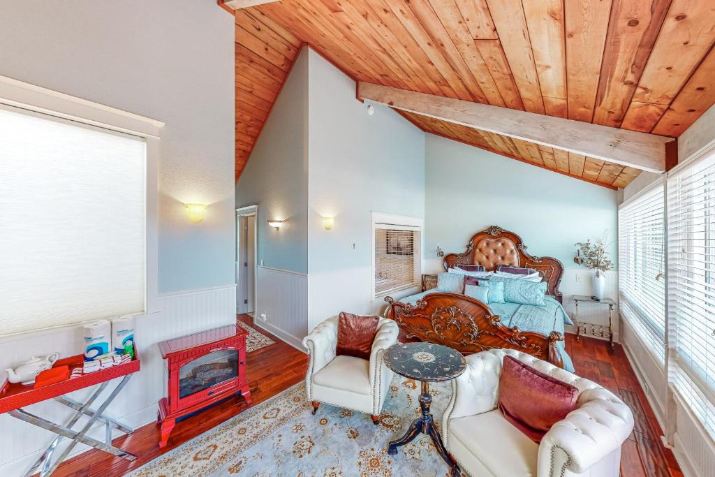 Historic Bayfront House | Beautiful Briny Retreat