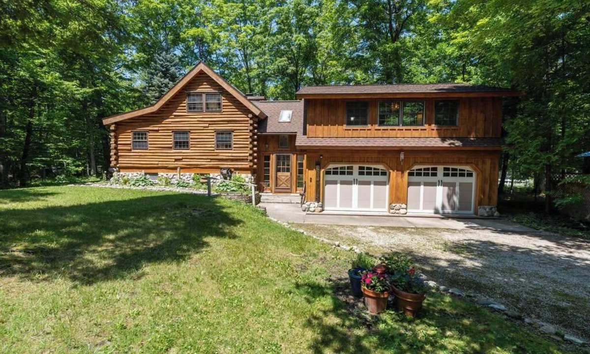Harbor Springs Cabin | Beautiful cabin in Good Hart with water access!