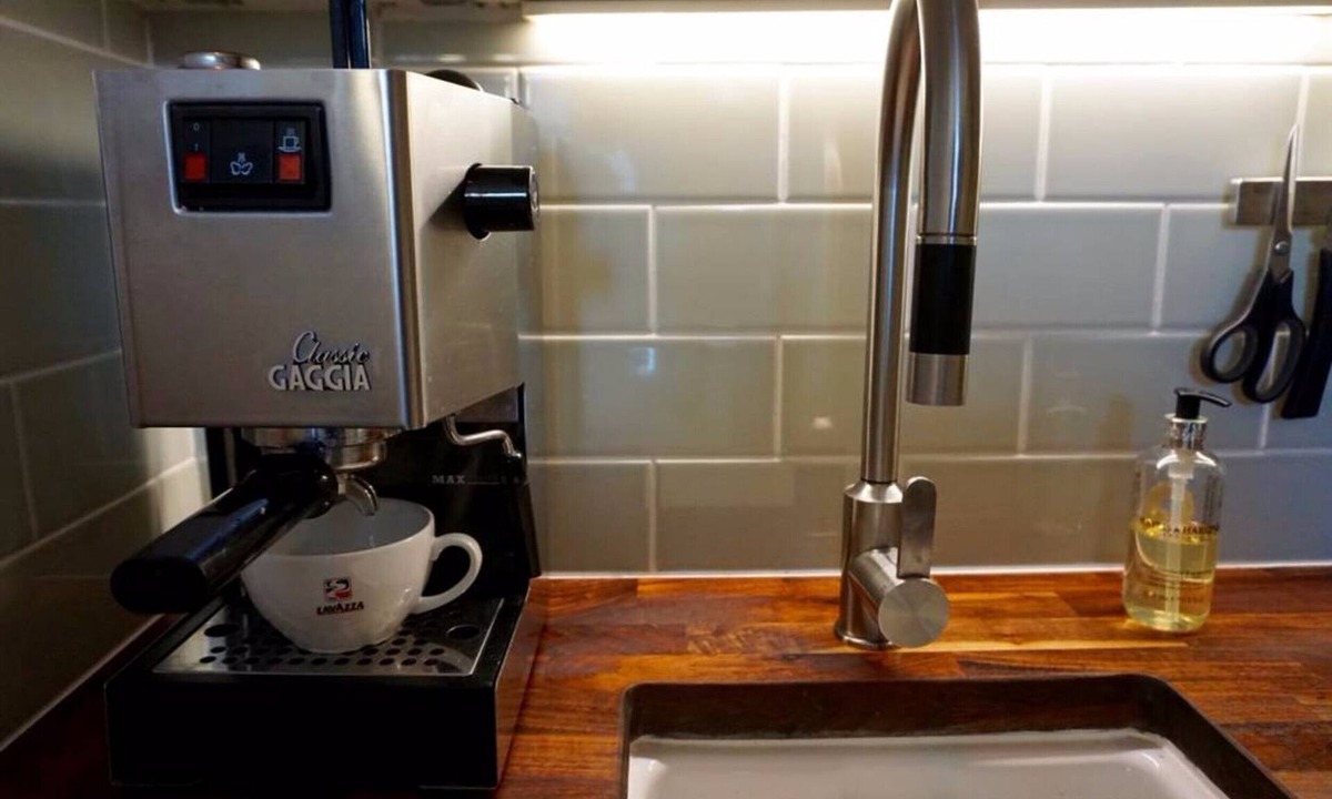 North Kensington Apartment | Beautiful Canalside 1BD Flat with Terrace