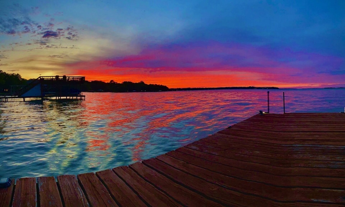 Tool Cottage | Beautiful Cedar Creek Lake Romantic Cottage Lakeside