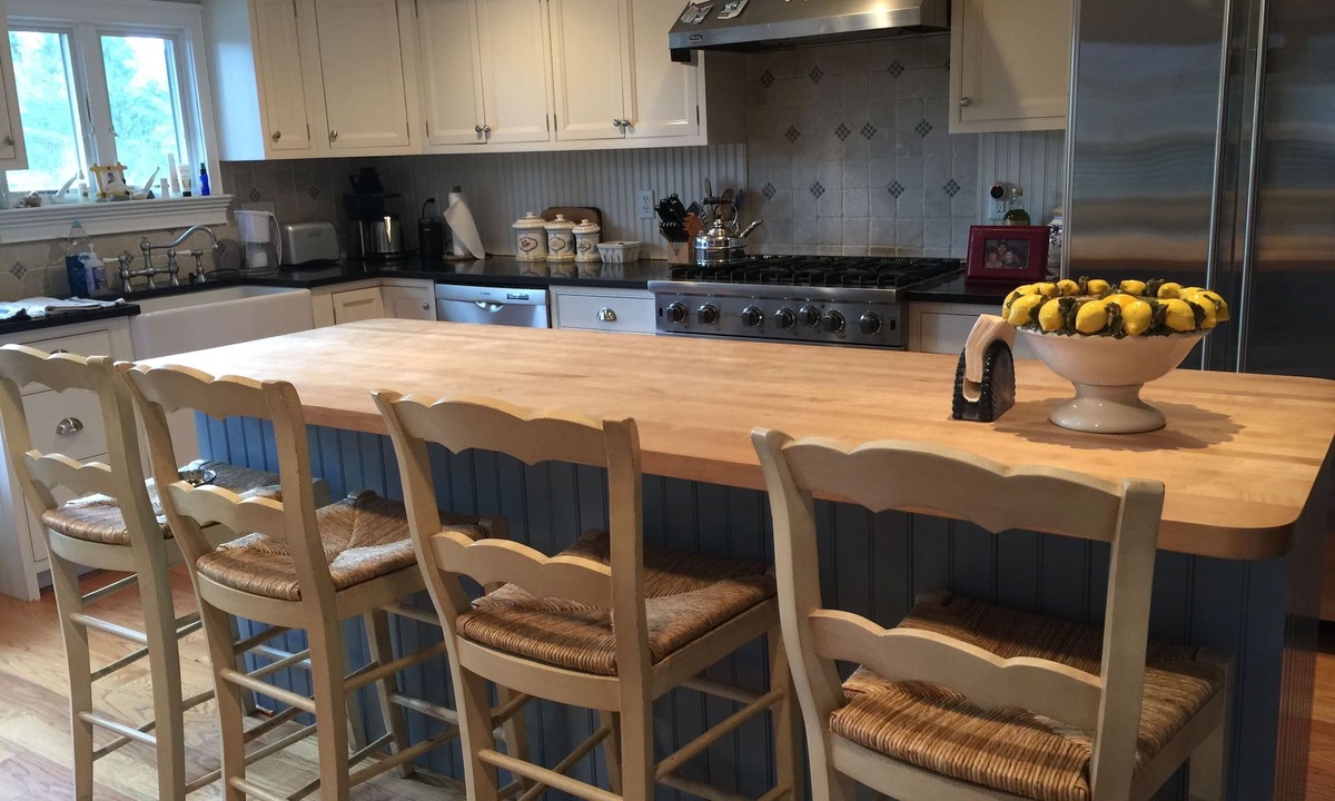 Avon House | Beautiful, centrally located Bay Header with pool