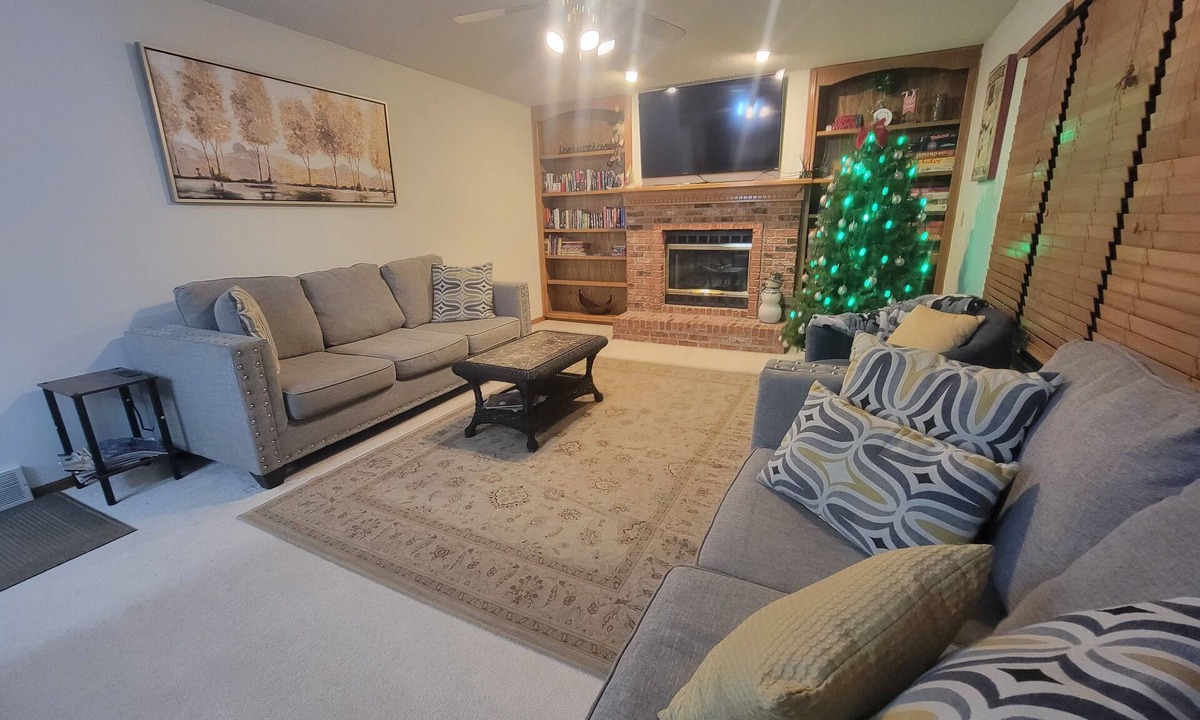 Urbandale House | Beautiful comfy five bedroom home sleeps 11+