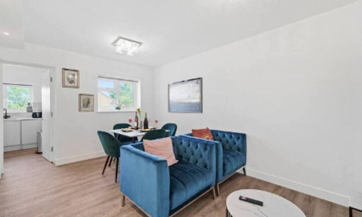 East Acton Apartment | Beautiful & Comfy Acton Gem ~ King Beds ~ Parking!