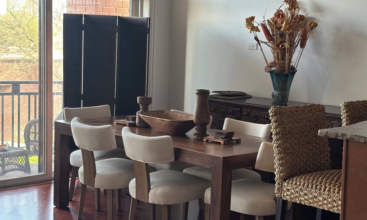 North Kenwood Condo | Beautiful condo with elevator right into your unit in North Kenwood Hyde Park.