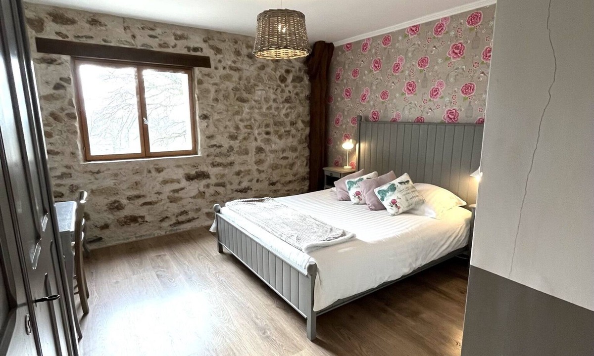 Espinasse House | Beautiful converted barn in open countryside