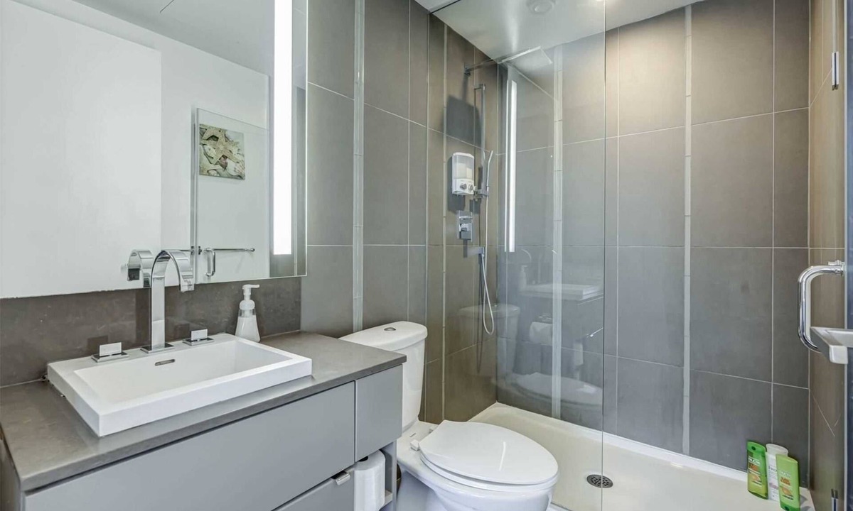 Wellington Place Apartment | Beautiful Corner Flat in the Heart of Toronto