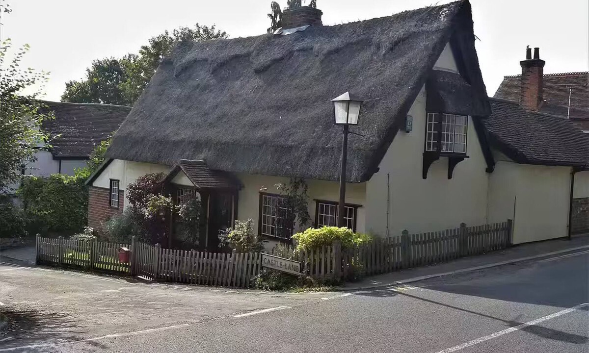 Halstead House | Beautiful Cottage opposite the Castle!
