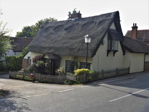Halstead House | Beautiful Cottage opposite Hedingham Castle!
