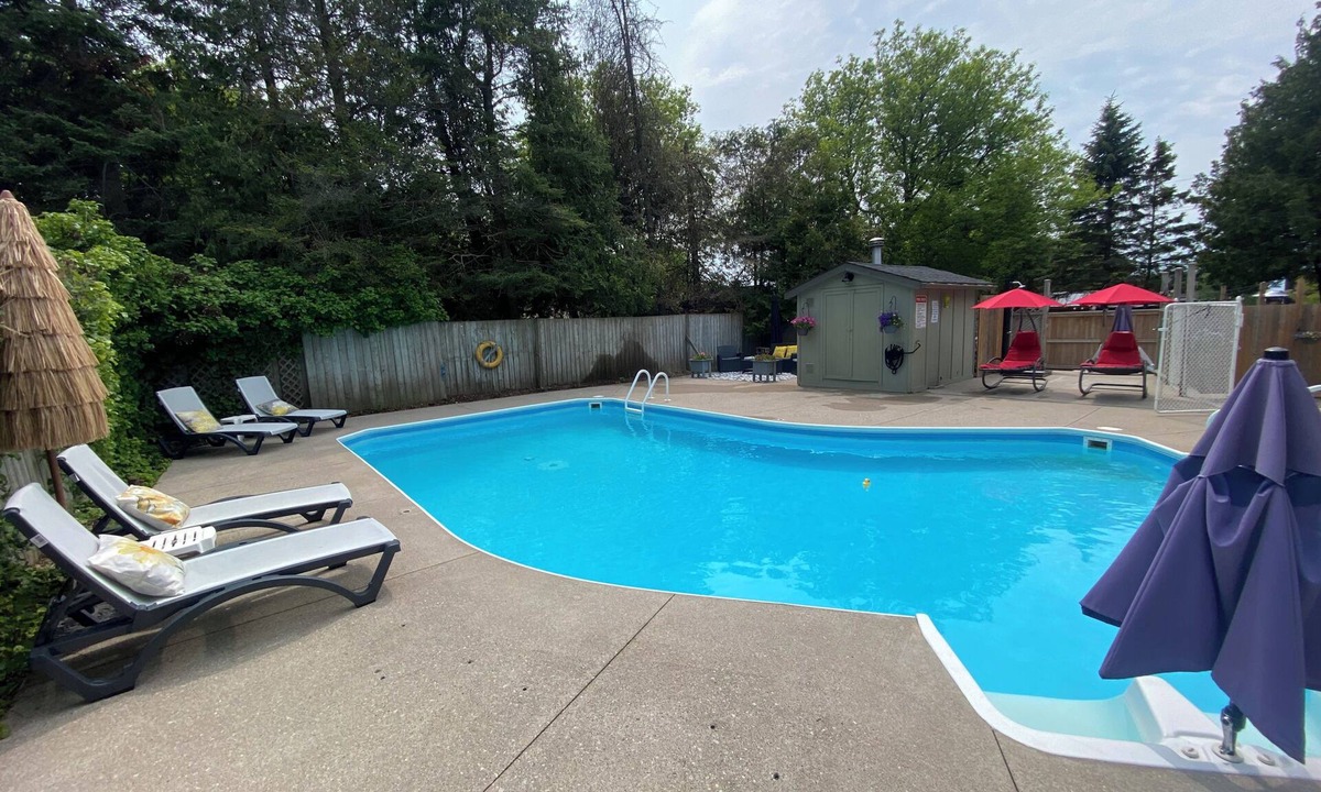 Sauble Beach Cottage | Beautiful cottage located just steps from the main beach