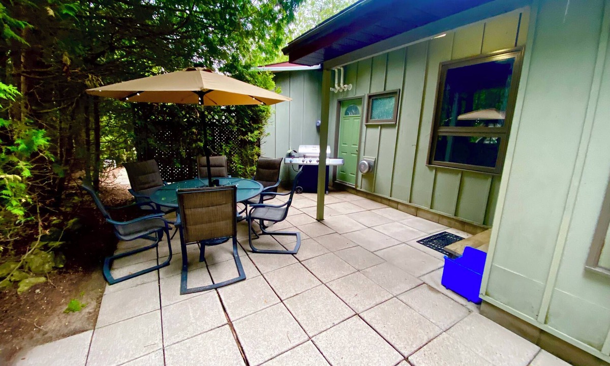 Sauble Beach Cottage | Beautiful cottage located just steps from the main beach!