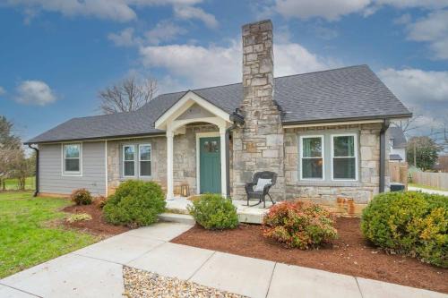 Donelson Hills House | Beautiful Cottage in Donelson Close to Opryland