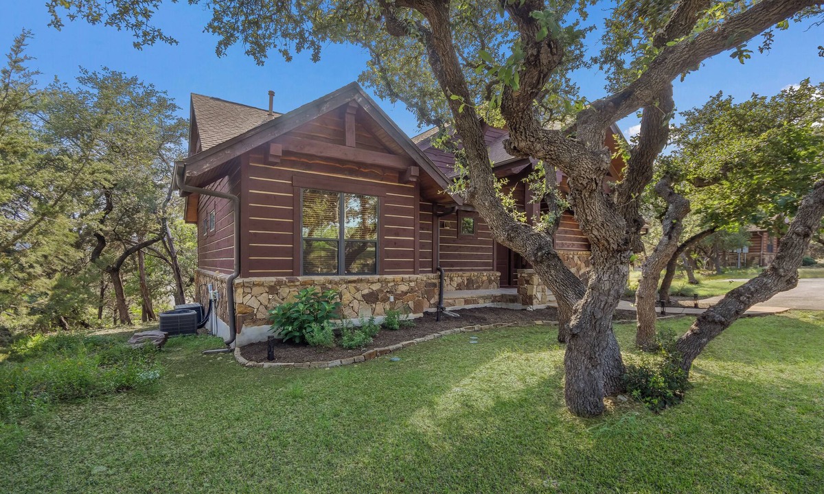 Leander Cottage | Beautiful Cottage in Hollows Resort - Pools, Restaurant, Fitness, Pickle Ball, Hill Country Views