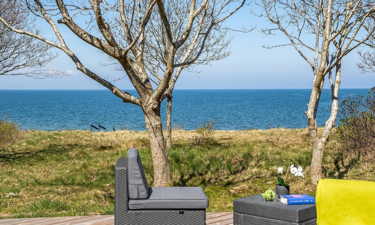 Allingabro House | Beautiful cottage on open land directly on the beach.