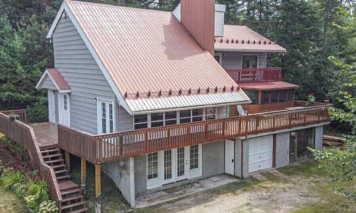 La Peche Cottage | Beautiful cottage w/firepit, pool and a river in the property