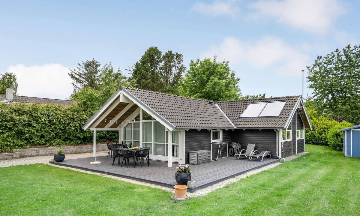 Atterup House | Beautiful cottage with kitchen and living area in one room.