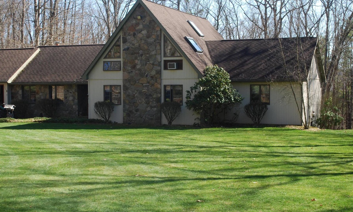 White Mills House | Beautiful Country Home Secluded On 8 Acres-Private Setting