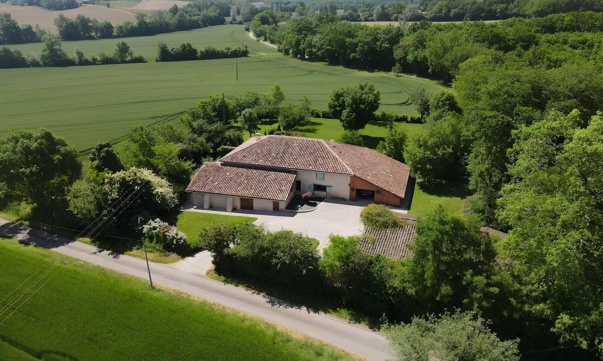 Montiron House | Beautiful country house with swimming pool, quality fittings and tasteful decoration.