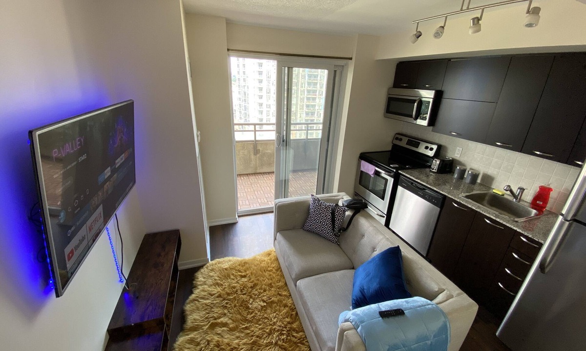 Beaconsfield Village Condo | Beautiful Cozy 1-BR Condo unit + Balcony