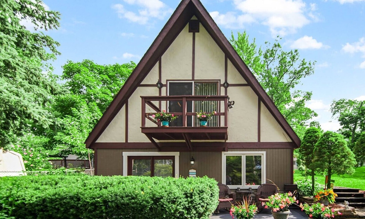 Cedar Lake House | Beautiful Cozy Cottage on Cedar Lake