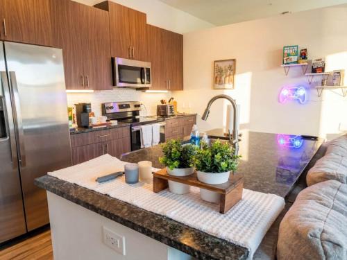 Las Colinas Apartment | Beautiful Cozy Suite | Gym & Pool | DART Access
