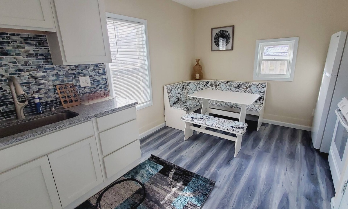 Fairport Harbor Cottage | Beautiful cozy cottage retreat