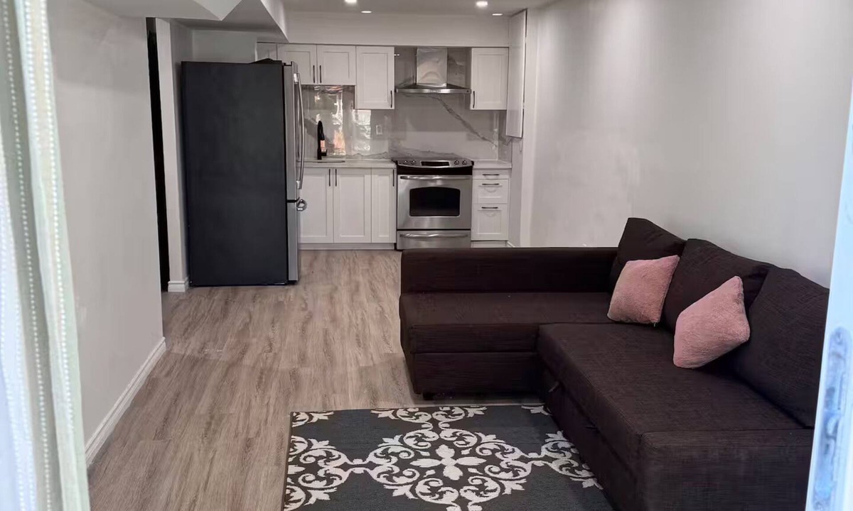 Whitby Apartment | Beautiful Cozy Walkout Basement Apartment