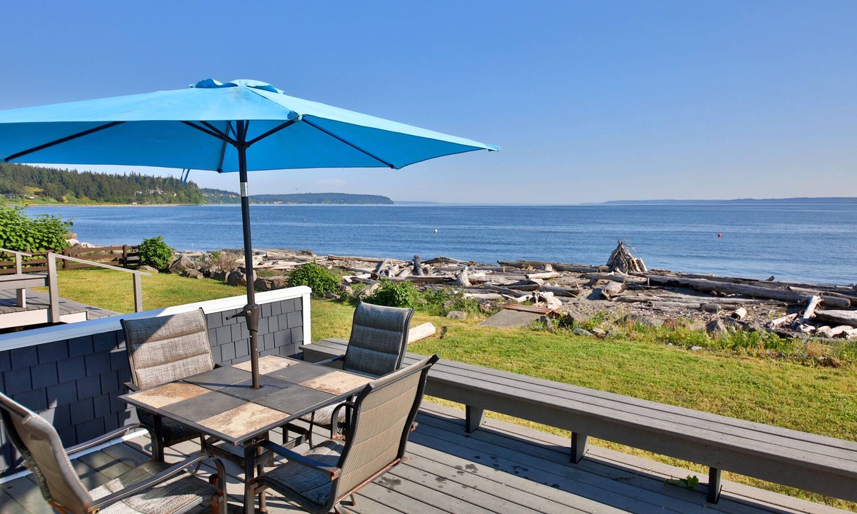 Clinton House | Beautiful, custom 4 bedroom beachfront home on Sunlight Beach, Useless Bay.