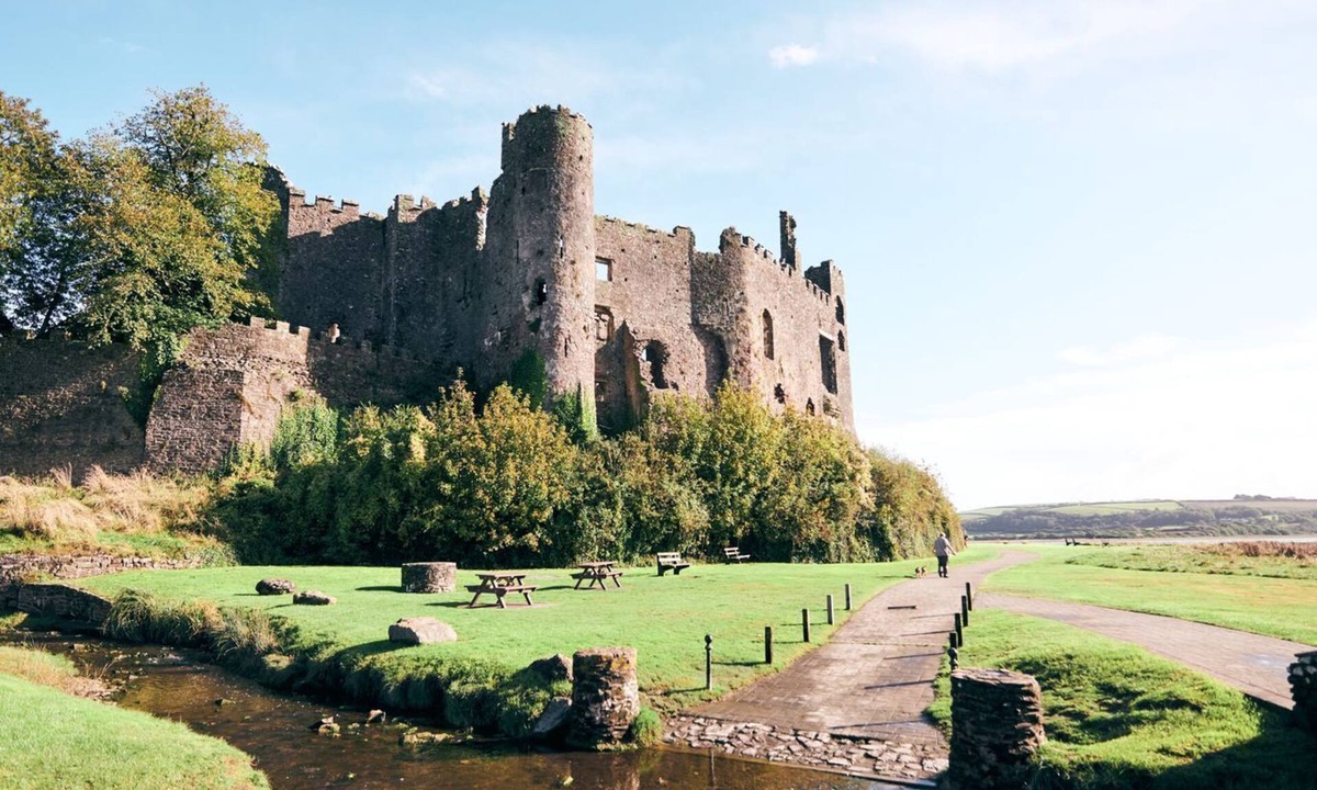 Laugharne Apartment | Beautiful double fronted Welsh cottage with hot tub