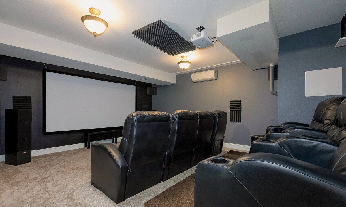 Gaston House | Beautiful Downstairs with Theater in Heart of Premiere Oregon Wine Country