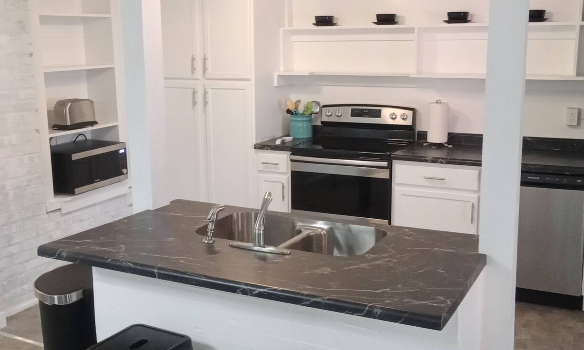 New London Apartment | Beautiful Downtown Apartment Near Entertainment and Dining