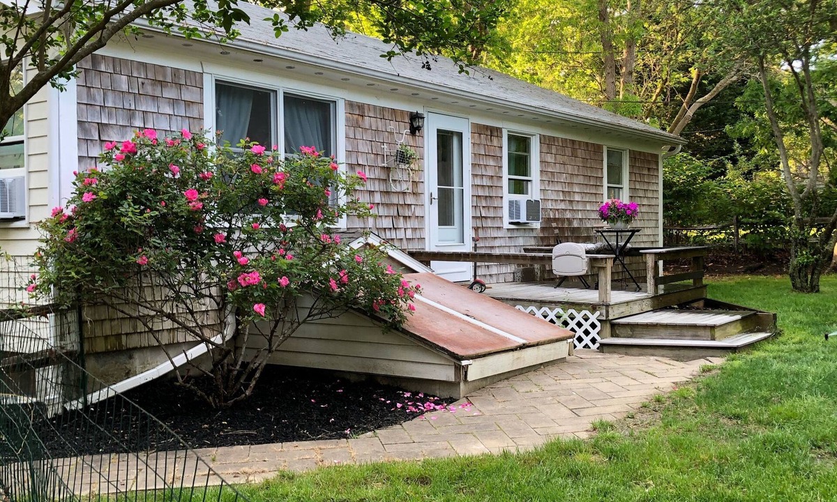 Lagoon Heights House | Beautiful downtown Oak Bluffs!