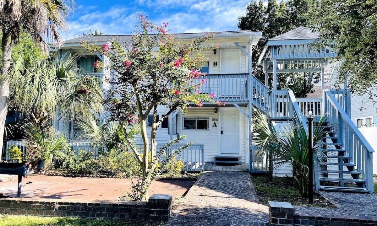 Crescent Beach Apartment | Beautiful duplex near the beach