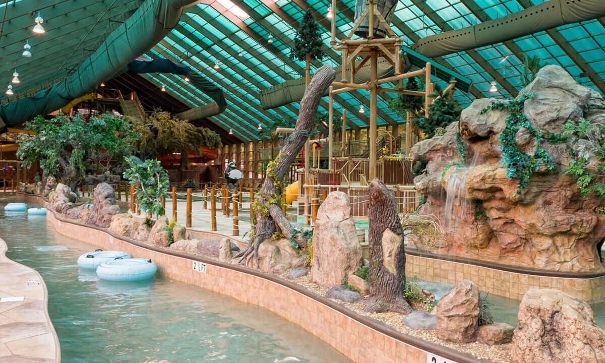 Gatlinburg Resort | BEAUTIFUL FAMILY SIZE CONDO WITH DECK, 2 BEDROOMS & 2 BATHROOM